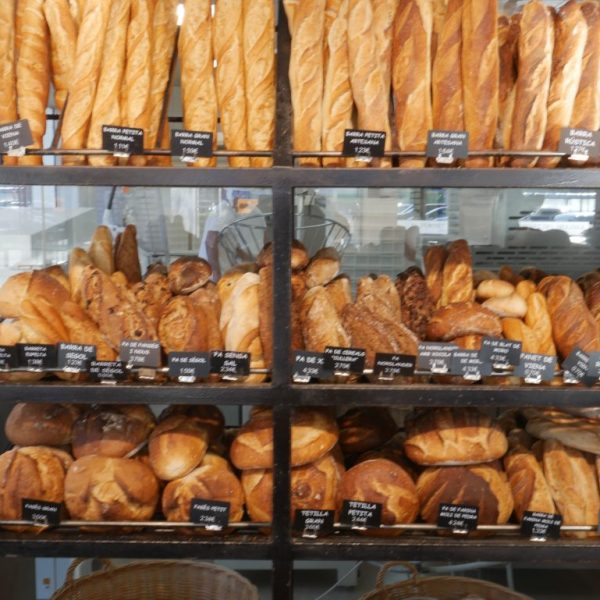 ¿Dónde comprar pan artesano y cocas artesanales en Figueres?